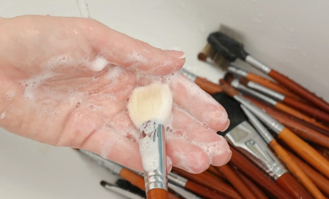 Makyaj fırçası temizleme